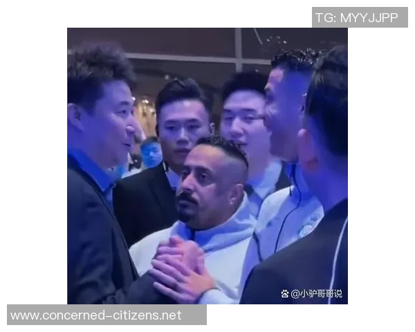 中老年足球明星同框合影展现岁月风采与足球激情的完美结合