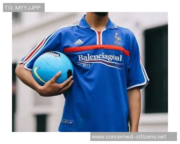 足球明星大衣穿搭风格解析时尚与运动的完美结合 足球明星大衣穿搭风格解析时尚与运动的完美结合