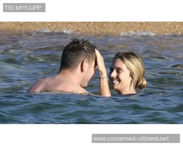 足球明星甜蜜亲吻女友视频引发热议网友纷纷点赞评论不断 足球明星甜蜜亲吻女友视频引发热议网友纷纷点赞评论不断