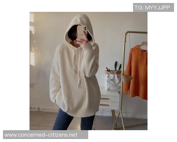 足球明星米白色毛衣时尚搭配解析引领潮流新风尚 足球明星米白色毛衣时尚搭配解析引领潮流新风尚